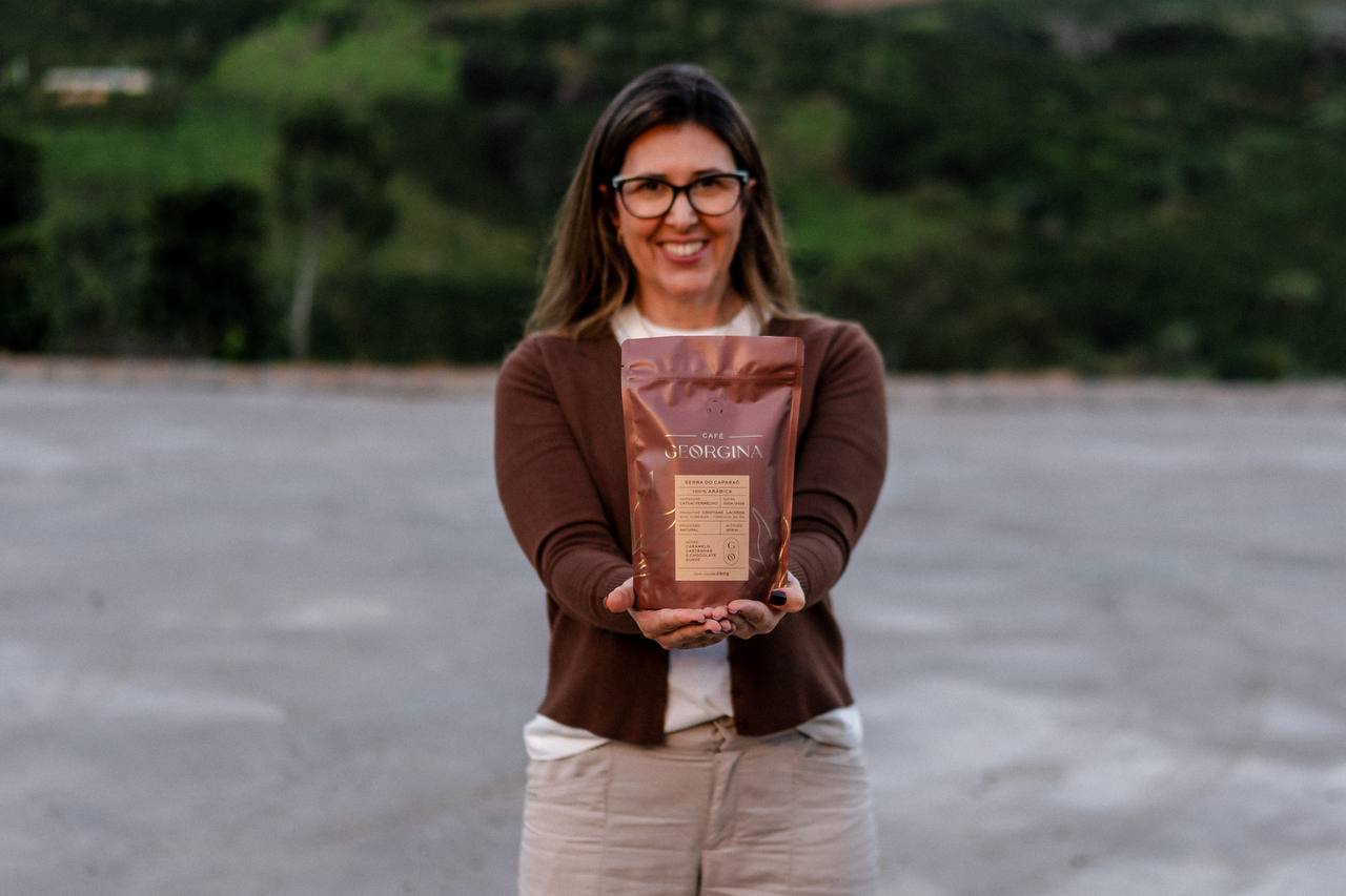 Cristiane Lacerda segurando uma embalagem do Café Georgina